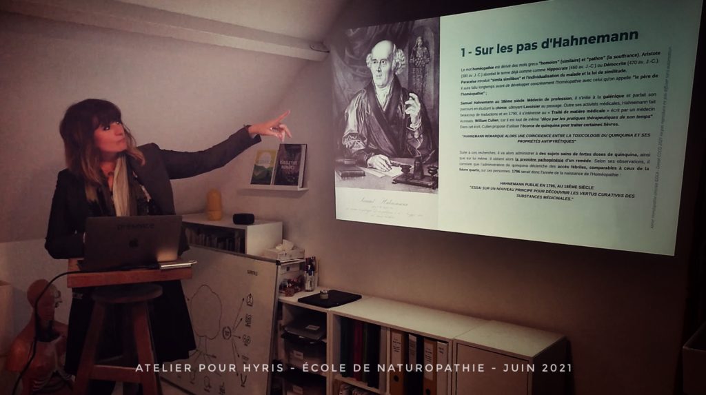 Photo de Danaë COCQ, naturopathe et enseignante lors d'un cours donné pour l'école Hyris à Wambrechies, près de Lille en 2021. Ici "Qu'est ce que l'homéopathie ?" 